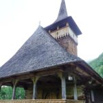 Dana Rogoz Instagram - Recapitularea traseului de ieri: ne-am trezit lângă Manastirea Sub Piatra, de unde am luat lumina. Am pornit spre Panorama Salciua din muntii Apuseni, unde am facut picnic și o vânătoare de oua în iarba, pe care copiii au adorat-o. Am pornit spre satul Cib, unde am vizitat casuta domnului Onc, despre care v-am vorbit ieri. Apoi am continuat drumul pana în Sibiu, unde ne-am oprit sa mancam. Iar pe seara am dormit intr-un camping din Cisnadioara. Mai am multe poze, sa stiti, și mi-e foarte greu sa fac selectia lor. Cred ca o sa mai postez de aici, chiar si cand vom fi deja intorsi acasă. Dar e prea frumos! P.S. Am urcat mai multe imagini pe stories!