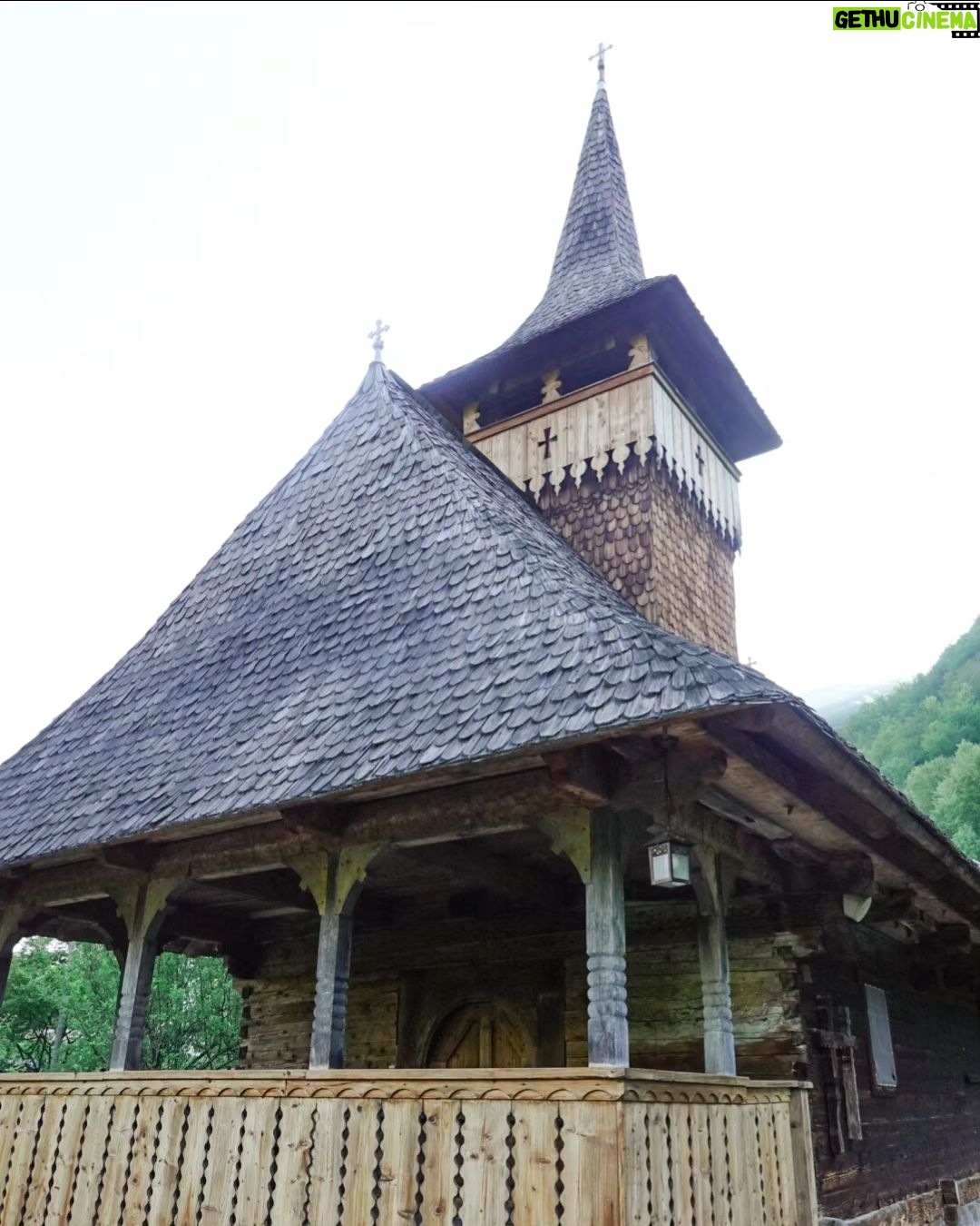 Dana Rogoz Instagram - Recapitularea traseului de ieri: ne-am trezit lângă Manastirea Sub Piatra, de unde am luat lumina. Am pornit spre Panorama Salciua din muntii Apuseni, unde am facut picnic și o vânătoare de oua în iarba, pe care copiii au adorat-o. Am pornit spre satul Cib, unde am vizitat casuta domnului Onc, despre care v-am vorbit ieri. Apoi am continuat drumul pana în Sibiu, unde ne-am oprit sa mancam. Iar pe seara am dormit intr-un camping din Cisnadioara. Mai am multe poze, sa stiti, și mi-e foarte greu sa fac selectia lor. Cred ca o sa mai postez de aici, chiar si cand vom fi deja intorsi acasă. Dar e prea frumos! P.S. Am urcat mai multe imagini pe stories!