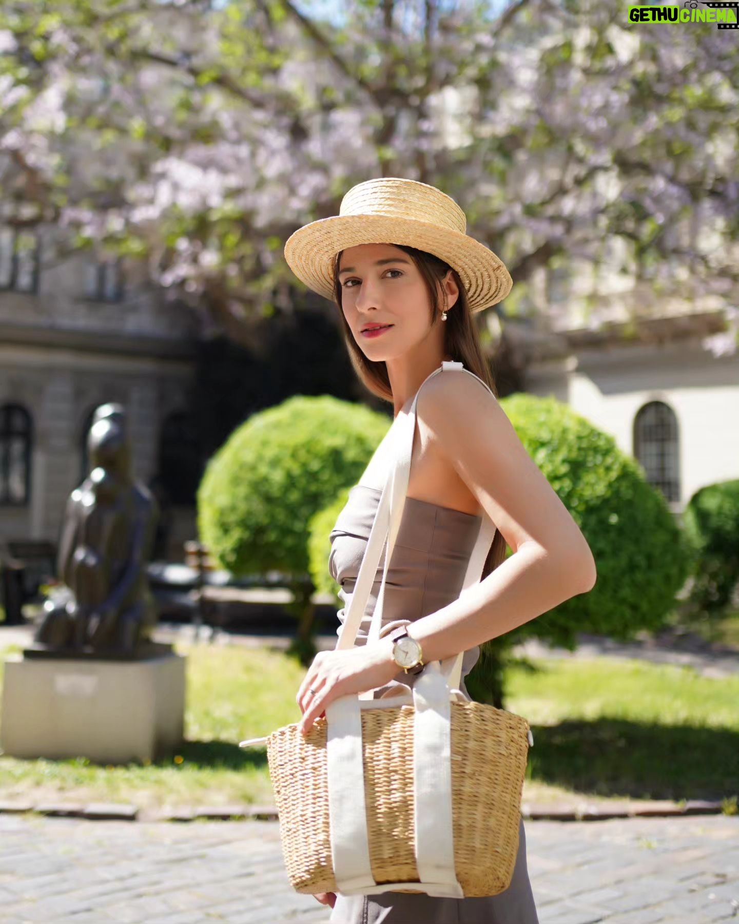 Dana Rogoz Instagram - 132/366 Câteva fotografii cu soare, insotite de o serie de vesti bune. Va rog mult de tot sa va notati toate spectacolele și evenimentelor culturale de mai jos, ca sa nu pierdem ocazia de a ne întâlni. Nu de alta, dar se anunta și multe plecari prin tara! Asadar, sa le luam in ordine cronologica: 12 mai - "30 " regia Alex Bogdan la Teatrul Metropolis (este sold out, dar mai gasiti cateva bilete pentru reprezentatia din 6 iunie) 14 mai - "Domnisoara Iulia" regia Andrei și Andreea Grosu la BAIA MARE 💥 (v-am lăsat link-ul pentru bilete in bio - grăbiți-va!) 21 mai - "Proof" regia Andrei și Andree Grosu la Teatrul de Animație Țăndărică - Sala mare (e prima oara când vom juca spectacolul in aceasta sala, așadar avem nevoie de susținerea voastra! Bilete in bio, pe tomtix.ro, mystage.ro sau eventbook.ro. Dati de veste și prietenilor! E un spectacol minunat, pe care pur și simplu il iubesc!) 28 mai - "Domnisoara Iulia" regia Andrei și Andreea Grosu la Teatrul de Animație Țăndărică - Sala mare (gasiti bilete pe tomtix.ro, mystage.ro sau eventbook.ro) 31 mai - proiectia scurtmetrajului scris si regizat de mine - "La distanta" in calupul 2 de scurtmetraje, din cadrul ESTE FILM Festival SIBIU 6 iunie - "30 " regia Alex Bogdan la Teatrul Metropolis (mai gasiti bilete pe site-ul teatrului) Deci, la care veniti? Ma ajuta mult de tot orice share. Abia acum s-au pus la vânzare biletele pentru spectacolele de la Teatrul de Animație Țăndărică - Sala mare, așadar timpul pentru promovare e foarte scurt. Ma bazez mult pe voi și va mulțumesc anticipat! P.S. "30 " din aceasta seara a avut o energie minunata, care m-a făcut sa ma simt foarte norocoasa. Dacă ne-ati fi văzut pe toate în cabina, după spectacol, ați fi înțeles cât de mult iubim aceasta profesie.