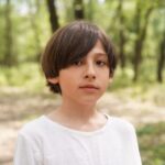 Dana Rogoz Instagram - 147/366 Dupa cum probabil știți deja, pentru copiii mei tot ce contează în viata sunt "iubirea, familia și weekendul". Asa ca weekendul acesta le-a fost integral dedicat. Sâmbăta am sarbatorit-o pe Lia cu colegii ei, iar ieri am mers toti 4 la musicalul "Matilda", care ne-a impresionat foarte tare. Deși nu ne făceam sperante, Lia a stat si a aplaudat si a fost foarte implicata in poveste in toate cele 3 ore de spectacol. A avut asa un impact asupra copiilor mei, caci azi de dimineața tot despre Matilda vorbeam. Felicitări încă o data echipei! Fotografiile pe care le vedeti si pe care le ador sunt facute in ultimul weekend de dinainte ca Lia sa implineasca 4 ani, in Pădurea Troianu. Sunt curioasa sa stiu care e preferata voastra? ##iubireafamiliaweekendul