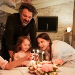 Dana Rogoz Instagram - 141/366 Cea mai fericita fetita din lume! Asa a fost ieri Liuca, cand am sarbatorit-o acasă, alături de familie. Efectiv nu ii mai încapea atâta bucurie in corpul ei micuț. Un preaplin de fericire - asta s-a intamplat și ma rog din suflet sa il retraiasca mereu! La mulți ani, copil minune! P.S. Vedeți pe stories mai multe imagini de ieri seara cu Lia Extra-Bucuria!
