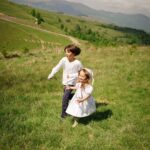 Dana Rogoz Instagram - Recapitularea traseului de ieri: ne-am trezit lângă Manastirea Sub Piatra, de unde am luat lumina. Am pornit spre Panorama Salciua din muntii Apuseni, unde am facut picnic și o vânătoare de oua în iarba, pe care copiii au adorat-o. Am pornit spre satul Cib, unde am vizitat casuta domnului Onc, despre care v-am vorbit ieri. Apoi am continuat drumul pana în Sibiu, unde ne-am oprit sa mancam. Iar pe seara am dormit intr-un camping din Cisnadioara. Mai am multe poze, sa stiti, și mi-e foarte greu sa fac selectia lor. Cred ca o sa mai postez de aici, chiar si cand vom fi deja intorsi acasă. Dar e prea frumos! P.S. Am urcat mai multe imagini pe stories!