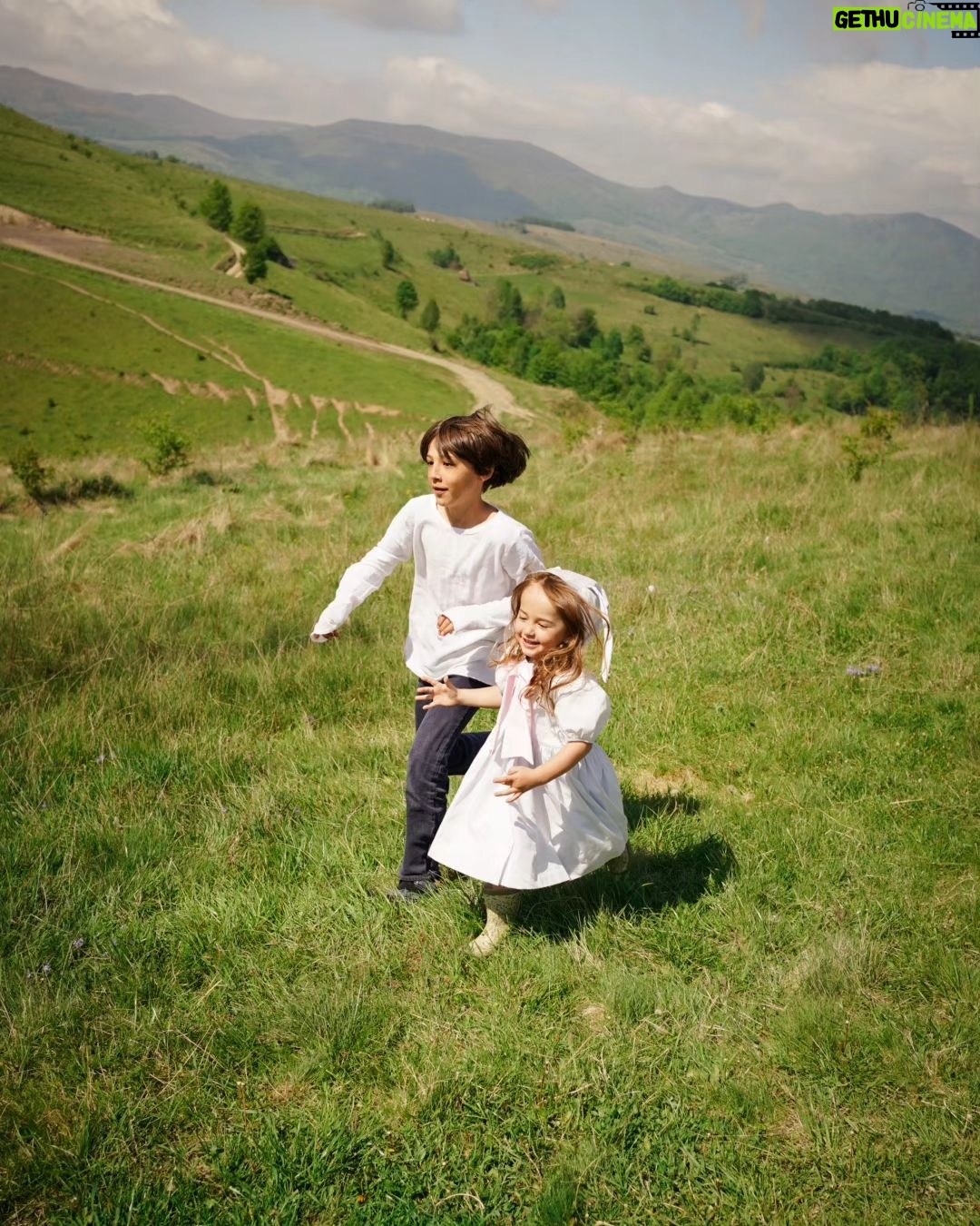 Dana Rogoz Instagram - Recapitularea traseului de ieri: ne-am trezit lângă Manastirea Sub Piatra, de unde am luat lumina. Am pornit spre Panorama Salciua din muntii Apuseni, unde am facut picnic și o vânătoare de oua în iarba, pe care copiii au adorat-o. Am pornit spre satul Cib, unde am vizitat casuta domnului Onc, despre care v-am vorbit ieri. Apoi am continuat drumul pana în Sibiu, unde ne-am oprit sa mancam. Iar pe seara am dormit intr-un camping din Cisnadioara. Mai am multe poze, sa stiti, și mi-e foarte greu sa fac selectia lor. Cred ca o sa mai postez de aici, chiar si cand vom fi deja intorsi acasă. Dar e prea frumos! P.S. Am urcat mai multe imagini pe stories!