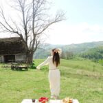 Dana Rogoz Instagram - Recapitularea traseului de ieri: ne-am trezit lângă Manastirea Sub Piatra, de unde am luat lumina. Am pornit spre Panorama Salciua din muntii Apuseni, unde am facut picnic și o vânătoare de oua în iarba, pe care copiii au adorat-o. Am pornit spre satul Cib, unde am vizitat casuta domnului Onc, despre care v-am vorbit ieri. Apoi am continuat drumul pana în Sibiu, unde ne-am oprit sa mancam. Iar pe seara am dormit intr-un camping din Cisnadioara. Mai am multe poze, sa stiti, și mi-e foarte greu sa fac selectia lor. Cred ca o sa mai postez de aici, chiar si cand vom fi deja intorsi acasă. Dar e prea frumos! P.S. Am urcat mai multe imagini pe stories!