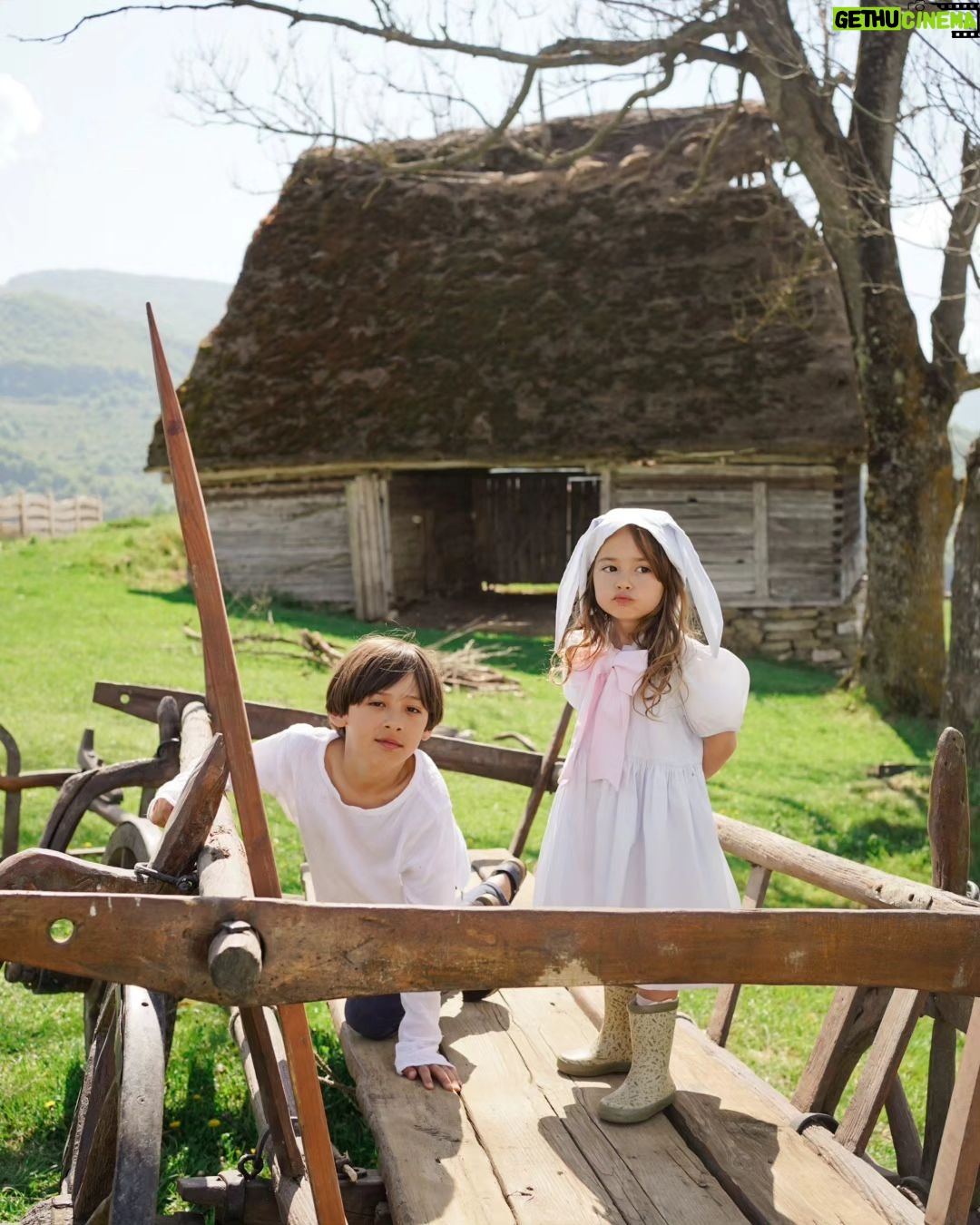 Dana Rogoz Instagram - Recapitularea traseului de ieri: ne-am trezit lângă Manastirea Sub Piatra, de unde am luat lumina. Am pornit spre Panorama Salciua din muntii Apuseni, unde am facut picnic și o vânătoare de oua în iarba, pe care copiii au adorat-o. Am pornit spre satul Cib, unde am vizitat casuta domnului Onc, despre care v-am vorbit ieri. Apoi am continuat drumul pana în Sibiu, unde ne-am oprit sa mancam. Iar pe seara am dormit intr-un camping din Cisnadioara. Mai am multe poze, sa stiti, și mi-e foarte greu sa fac selectia lor. Cred ca o sa mai postez de aici, chiar si cand vom fi deja intorsi acasă. Dar e prea frumos! P.S. Am urcat mai multe imagini pe stories!