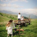 Dana Rogoz Instagram - Recapitularea traseului de ieri: ne-am trezit lângă Manastirea Sub Piatra, de unde am luat lumina. Am pornit spre Panorama Salciua din muntii Apuseni, unde am facut picnic și o vânătoare de oua în iarba, pe care copiii au adorat-o. Am pornit spre satul Cib, unde am vizitat casuta domnului Onc, despre care v-am vorbit ieri. Apoi am continuat drumul pana în Sibiu, unde ne-am oprit sa mancam. Iar pe seara am dormit intr-un camping din Cisnadioara. Mai am multe poze, sa stiti, și mi-e foarte greu sa fac selectia lor. Cred ca o sa mai postez de aici, chiar si cand vom fi deja intorsi acasă. Dar e prea frumos! P.S. Am urcat mai multe imagini pe stories!