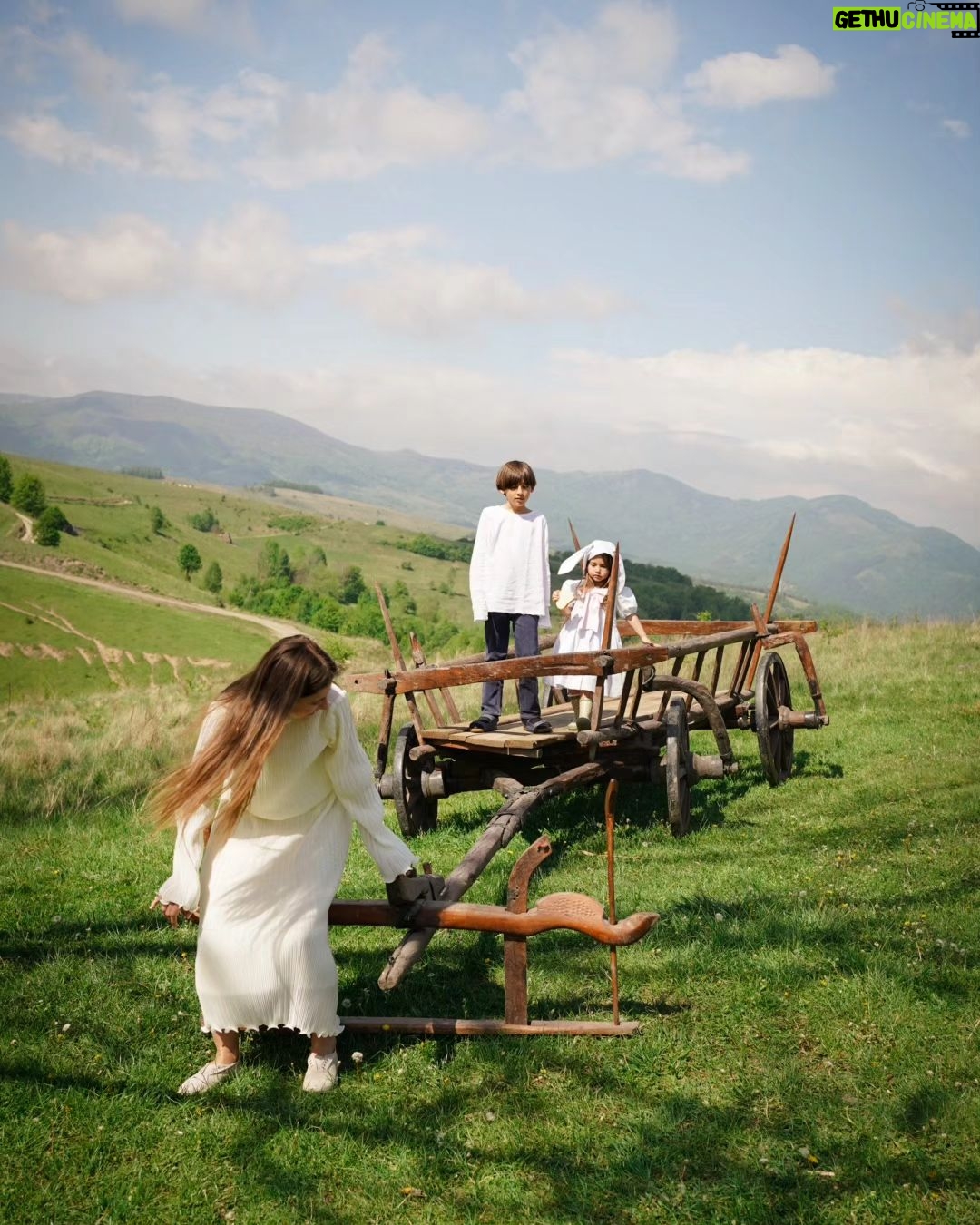 Dana Rogoz Instagram - Recapitularea traseului de ieri: ne-am trezit lângă Manastirea Sub Piatra, de unde am luat lumina. Am pornit spre Panorama Salciua din muntii Apuseni, unde am facut picnic și o vânătoare de oua în iarba, pe care copiii au adorat-o. Am pornit spre satul Cib, unde am vizitat casuta domnului Onc, despre care v-am vorbit ieri. Apoi am continuat drumul pana în Sibiu, unde ne-am oprit sa mancam. Iar pe seara am dormit intr-un camping din Cisnadioara. Mai am multe poze, sa stiti, și mi-e foarte greu sa fac selectia lor. Cred ca o sa mai postez de aici, chiar si cand vom fi deja intorsi acasă. Dar e prea frumos! P.S. Am urcat mai multe imagini pe stories!