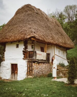 Dana Rogoz Instagram - Azi mi-am facut cel mai frumos cadou de Paste: am vizitat casuta din satul Cib, pentru renovarea careia, in urma cu 3 ani, mi-am donat ziua de naștere. Am reușit sa strang atunci cu ajutorul familiei, prietenilor apropiati, dar și a unor donatori din rândul comunitatii mele în online, suma de 4000 lei, cu care asociatia Ambulanta pentru Monumente a reușit sa cumpere mare parte dintre paiele necesare acoperișului acestei case absolut minunate. Povestea ei începe la 1857, asa cum ne-a povestit azi domnul Sabin Onc, căruia cred ca i-am făcut o surpriza de proporții cu vizita noastra neașteptată. A fost o gazda minunata, care ne-a mulțumit pana am roșit pentru gestul facut acum 3 ani. Se vedea cât de mândru e ca doar casa lui, din tot satul acesta din muntii Apuseni, mai păstrează acum forma sa originala. Podeaua a rămas tot din pământ, ferestrele sunt tot in forma lor originala, ce mai, o bijuterie, pe care o mai găsești acum doar prin muzeul satului. Dacă aveti drum prin Cib, poate ii faceti o vizita și domnului Onc, care va poate găzdui chiar și peste noapte. 
Asadar, mulțumesc încă o data tuturor celor care m-au ajutat la aniversarea celor 35 de ani sa strângem o parte dintre bănuții necesari renovarii acestei casute. Se vede în poze cât de fericita am fost azi când am realizat ca și noi am contribuit astfel la salvarea ei.