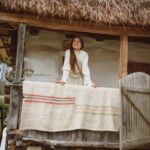 Dana Rogoz Instagram - Azi mi-am facut cel mai frumos cadou de Paste: am vizitat casuta din satul Cib, pentru renovarea careia, in urma cu 3 ani, mi-am donat ziua de naștere. Am reușit sa strang atunci cu ajutorul familiei, prietenilor apropiati, dar și a unor donatori din rândul comunitatii mele în online, suma de 4000 lei, cu care asociatia Ambulanta pentru Monumente a reușit sa cumpere mare parte dintre paiele necesare acoperișului acestei case absolut minunate. Povestea ei începe la 1857, asa cum ne-a povestit azi domnul Sabin Onc, căruia cred ca i-am făcut o surpriza de proporții cu vizita noastra neașteptată. A fost o gazda minunata, care ne-a mulțumit pana am roșit pentru gestul facut acum 3 ani. Se vedea cât de mândru e ca doar casa lui, din tot satul acesta din muntii Apuseni, mai păstrează acum forma sa originala. Podeaua a rămas tot din pământ, ferestrele sunt tot in forma lor originala, ce mai, o bijuterie, pe care o mai găsești acum doar prin muzeul satului. Dacă aveti drum prin Cib, poate ii faceti o vizita și domnului Onc, care va poate găzdui chiar și peste noapte. Asadar, mulțumesc încă o data tuturor celor care m-au ajutat la aniversarea celor 35 de ani sa strângem o parte dintre bănuții necesari renovarii acestei casute. Se vede în poze cât de fericita am fost azi când am realizat ca și noi am contribuit astfel la salvarea ei.
