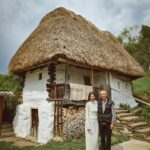 Dana Rogoz Instagram - Azi mi-am facut cel mai frumos cadou de Paste: am vizitat casuta din satul Cib, pentru renovarea careia, in urma cu 3 ani, mi-am donat ziua de naștere. Am reușit sa strang atunci cu ajutorul familiei, prietenilor apropiati, dar și a unor donatori din rândul comunitatii mele în online, suma de 4000 lei, cu care asociatia Ambulanta pentru Monumente a reușit sa cumpere mare parte dintre paiele necesare acoperișului acestei case absolut minunate. Povestea ei începe la 1857, asa cum ne-a povestit azi domnul Sabin Onc, căruia cred ca i-am făcut o surpriza de proporții cu vizita noastra neașteptată. A fost o gazda minunata, care ne-a mulțumit pana am roșit pentru gestul facut acum 3 ani. Se vedea cât de mândru e ca doar casa lui, din tot satul acesta din muntii Apuseni, mai păstrează acum forma sa originala. Podeaua a rămas tot din pământ, ferestrele sunt tot in forma lor originala, ce mai, o bijuterie, pe care o mai găsești acum doar prin muzeul satului. Dacă aveti drum prin Cib, poate ii faceti o vizita și domnului Onc, care va poate găzdui chiar și peste noapte. Asadar, mulțumesc încă o data tuturor celor care m-au ajutat la aniversarea celor 35 de ani sa strângem o parte dintre bănuții necesari renovarii acestei casute. Se vede în poze cât de fericita am fost azi când am realizat ca și noi am contribuit astfel la salvarea ei.