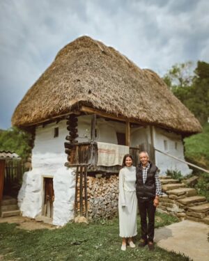 Dana Rogoz Instagram - Azi mi-am facut cel mai frumos cadou de Paste: am vizitat casuta din satul Cib, pentru renovarea careia, in urma cu 3 ani, mi-am donat ziua de naștere. Am reușit sa strang atunci cu ajutorul familiei, prietenilor apropiati, dar și a unor donatori din rândul comunitatii mele în online, suma de 4000 lei, cu care asociatia Ambulanta pentru Monumente a reușit sa cumpere mare parte dintre paiele necesare acoperișului acestei case absolut minunate. Povestea ei începe la 1857, asa cum ne-a povestit azi domnul Sabin Onc, căruia cred ca i-am făcut o surpriza de proporții cu vizita noastra neașteptată. A fost o gazda minunata, care ne-a mulțumit pana am roșit pentru gestul facut acum 3 ani. Se vedea cât de mândru e ca doar casa lui, din tot satul acesta din muntii Apuseni, mai păstrează acum forma sa originala. Podeaua a rămas tot din pământ, ferestrele sunt tot in forma lor originala, ce mai, o bijuterie, pe care o mai găsești acum doar prin muzeul satului. Dacă aveti drum prin Cib, poate ii faceti o vizita și domnului Onc, care va poate găzdui chiar și peste noapte. 
Asadar, mulțumesc încă o data tuturor celor care m-au ajutat la aniversarea celor 35 de ani sa strângem o parte dintre bănuții necesari renovarii acestei casute. Se vede în poze cât de fericita am fost azi când am realizat ca și noi am contribuit astfel la salvarea ei.