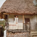 Dana Rogoz Instagram - Azi mi-am facut cel mai frumos cadou de Paste: am vizitat casuta din satul Cib, pentru renovarea careia, in urma cu 3 ani, mi-am donat ziua de naștere. Am reușit sa strang atunci cu ajutorul familiei, prietenilor apropiati, dar și a unor donatori din rândul comunitatii mele în online, suma de 4000 lei, cu care asociatia Ambulanta pentru Monumente a reușit sa cumpere mare parte dintre paiele necesare acoperișului acestei case absolut minunate. Povestea ei începe la 1857, asa cum ne-a povestit azi domnul Sabin Onc, căruia cred ca i-am făcut o surpriza de proporții cu vizita noastra neașteptată. A fost o gazda minunata, care ne-a mulțumit pana am roșit pentru gestul facut acum 3 ani. Se vedea cât de mândru e ca doar casa lui, din tot satul acesta din muntii Apuseni, mai păstrează acum forma sa originala. Podeaua a rămas tot din pământ, ferestrele sunt tot in forma lor originala, ce mai, o bijuterie, pe care o mai găsești acum doar prin muzeul satului. Dacă aveti drum prin Cib, poate ii faceti o vizita și domnului Onc, care va poate găzdui chiar și peste noapte. Asadar, mulțumesc încă o data tuturor celor care m-au ajutat la aniversarea celor 35 de ani sa strângem o parte dintre bănuții necesari renovarii acestei casute. Se vede în poze cât de fericita am fost azi când am realizat ca și noi am contribuit astfel la salvarea ei.