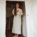 Dana Rogoz Instagram - Azi mi-am facut cel mai frumos cadou de Paste: am vizitat casuta din satul Cib, pentru renovarea careia, in urma cu 3 ani, mi-am donat ziua de naștere. Am reușit sa strang atunci cu ajutorul familiei, prietenilor apropiati, dar și a unor donatori din rândul comunitatii mele în online, suma de 4000 lei, cu care asociatia Ambulanta pentru Monumente a reușit sa cumpere mare parte dintre paiele necesare acoperișului acestei case absolut minunate. Povestea ei începe la 1857, asa cum ne-a povestit azi domnul Sabin Onc, căruia cred ca i-am făcut o surpriza de proporții cu vizita noastra neașteptată. A fost o gazda minunata, care ne-a mulțumit pana am roșit pentru gestul facut acum 3 ani. Se vedea cât de mândru e ca doar casa lui, din tot satul acesta din muntii Apuseni, mai păstrează acum forma sa originala. Podeaua a rămas tot din pământ, ferestrele sunt tot in forma lor originala, ce mai, o bijuterie, pe care o mai găsești acum doar prin muzeul satului. Dacă aveti drum prin Cib, poate ii faceti o vizita și domnului Onc, care va poate găzdui chiar și peste noapte. Asadar, mulțumesc încă o data tuturor celor care m-au ajutat la aniversarea celor 35 de ani sa strângem o parte dintre bănuții necesari renovarii acestei casute. Se vede în poze cât de fericita am fost azi când am realizat ca și noi am contribuit astfel la salvarea ei.