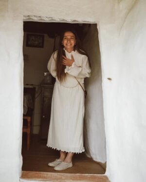 Dana Rogoz Instagram - Azi mi-am facut cel mai frumos cadou de Paste: am vizitat casuta din satul Cib, pentru renovarea careia, in urma cu 3 ani, mi-am donat ziua de naștere. Am reușit sa strang atunci cu ajutorul familiei, prietenilor apropiati, dar și a unor donatori din rândul comunitatii mele în online, suma de 4000 lei, cu care asociatia Ambulanta pentru Monumente a reușit sa cumpere mare parte dintre paiele necesare acoperișului acestei case absolut minunate. Povestea ei începe la 1857, asa cum ne-a povestit azi domnul Sabin Onc, căruia cred ca i-am făcut o surpriza de proporții cu vizita noastra neașteptată. A fost o gazda minunata, care ne-a mulțumit pana am roșit pentru gestul facut acum 3 ani. Se vedea cât de mândru e ca doar casa lui, din tot satul acesta din muntii Apuseni, mai păstrează acum forma sa originala. Podeaua a rămas tot din pământ, ferestrele sunt tot in forma lor originala, ce mai, o bijuterie, pe care o mai găsești acum doar prin muzeul satului. Dacă aveti drum prin Cib, poate ii faceti o vizita și domnului Onc, care va poate găzdui chiar și peste noapte. 
Asadar, mulțumesc încă o data tuturor celor care m-au ajutat la aniversarea celor 35 de ani sa strângem o parte dintre bănuții necesari renovarii acestei casute. Se vede în poze cât de fericita am fost azi când am realizat ca și noi am contribuit astfel la salvarea ei.