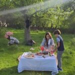 Dana Rogoz Instagram - Cateva imagini de ieri, cand s-a cautat peşte in toate baltile de pe langa Viscri, pana s-au găsit mici la magazinul din Bunesti. Cand LiaPoezia a cules flori ca intr-un tablou de Monet, cand s-a aprins pentru prima oara focul in vatra, cand am frământat aluat pentru pâine pe băţ în curtea casei noastre si cand nu ne-am uitat nici măcar o clipa la ceas.