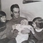 Dana Rogoz Instagram - 131/366 Eram în curtea spitalului Fundeni, împreună cu frații mei, cand am aflat vestea. Pesemne ca am vrut sa ma fac una cu pământul, dar chiar în cel mai concret mod cu putință, caci m-am trezit cumva întinsă pe jos, cu fata lipita de un pietris incins. Ce mica eram. Ce nestiutoare. Ce nepregatita pentru o astfel de veste. Si totusi, ce fericita fusesem cu doar 10 saptamani in urma de la acel moment, caci se nascuse primul meu copil. Primul lui nepot. Si ce durere simteam deodata in piept, ce crapatura, ce soc. Imi zisese in aceeasi zi, cu doar vreo 3 ore inainte, ca nu mai apuca ora 5 seara. Iar eu i-am raspuns ca vorbeste prostii. Ca el e bine. Ca lui o sa ii treaca. Ca mai trebuie doar sa își pună dopurile de urechi pe care tocmai i le cumparasem, ca sa reuseasca sa doarma. Trebuie sa se odihneasca, atât. "Curaj. O sa fie bine", i-am zis. Si uite ca azi se implinesc 10 ani de atunci, de la ultima noastră discuție. 10 ani de când noi, copiii tai, am văzut în ochii tai tot. Am văzut ca ne iubești, am văzut ca stii, am văzut ca regreti, am vazut ca te pregatesti, am vazut tot. 10 ani fara tata.