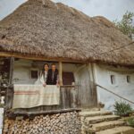 Dana Rogoz Instagram - Azi mi-am facut cel mai frumos cadou de Paste: am vizitat casuta din satul Cib, pentru renovarea careia, in urma cu 3 ani, mi-am donat ziua de naștere. Am reușit sa strang atunci cu ajutorul familiei, prietenilor apropiati, dar și a unor donatori din rândul comunitatii mele în online, suma de 4000 lei, cu care asociatia Ambulanta pentru Monumente a reușit sa cumpere mare parte dintre paiele necesare acoperișului acestei case absolut minunate. Povestea ei începe la 1857, asa cum ne-a povestit azi domnul Sabin Onc, căruia cred ca i-am făcut o surpriza de proporții cu vizita noastra neașteptată. A fost o gazda minunata, care ne-a mulțumit pana am roșit pentru gestul facut acum 3 ani. Se vedea cât de mândru e ca doar casa lui, din tot satul acesta din muntii Apuseni, mai păstrează acum forma sa originala. Podeaua a rămas tot din pământ, ferestrele sunt tot in forma lor originala, ce mai, o bijuterie, pe care o mai găsești acum doar prin muzeul satului. Dacă aveti drum prin Cib, poate ii faceti o vizita și domnului Onc, care va poate găzdui chiar și peste noapte. Asadar, mulțumesc încă o data tuturor celor care m-au ajutat la aniversarea celor 35 de ani sa strângem o parte dintre bănuții necesari renovarii acestei casute. Se vede în poze cât de fericita am fost azi când am realizat ca și noi am contribuit astfel la salvarea ei.