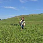 Dana Rogoz Instagram - 121/366 Doamne, ce zi minunata! Am mers pe dealuri, noi, fetele, am cules flori, băieții au pescuit, am dat cu totii o tura cu bicicletele pana in Bunesti, copiii au mers la un atelier de olarit la Casa Regelui, apoi am facut picnic în gradina, pâine coapta pe vatra afara... iar ziua încă nu s-a terminat! P.S. Le vedeti pe toate pe stories!