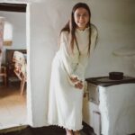 Dana Rogoz Instagram - Azi mi-am facut cel mai frumos cadou de Paste: am vizitat casuta din satul Cib, pentru renovarea careia, in urma cu 3 ani, mi-am donat ziua de naștere. Am reușit sa strang atunci cu ajutorul familiei, prietenilor apropiati, dar și a unor donatori din rândul comunitatii mele în online, suma de 4000 lei, cu care asociatia Ambulanta pentru Monumente a reușit sa cumpere mare parte dintre paiele necesare acoperișului acestei case absolut minunate. Povestea ei începe la 1857, asa cum ne-a povestit azi domnul Sabin Onc, căruia cred ca i-am făcut o surpriza de proporții cu vizita noastra neașteptată. A fost o gazda minunata, care ne-a mulțumit pana am roșit pentru gestul facut acum 3 ani. Se vedea cât de mândru e ca doar casa lui, din tot satul acesta din muntii Apuseni, mai păstrează acum forma sa originala. Podeaua a rămas tot din pământ, ferestrele sunt tot in forma lor originala, ce mai, o bijuterie, pe care o mai găsești acum doar prin muzeul satului. Dacă aveti drum prin Cib, poate ii faceti o vizita și domnului Onc, care va poate găzdui chiar și peste noapte. Asadar, mulțumesc încă o data tuturor celor care m-au ajutat la aniversarea celor 35 de ani sa strângem o parte dintre bănuții necesari renovarii acestei casute. Se vede în poze cât de fericita am fost azi când am realizat ca și noi am contribuit astfel la salvarea ei.