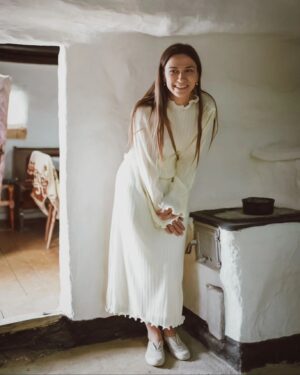 Dana Rogoz Instagram - Azi mi-am facut cel mai frumos cadou de Paste: am vizitat casuta din satul Cib, pentru renovarea careia, in urma cu 3 ani, mi-am donat ziua de naștere. Am reușit sa strang atunci cu ajutorul familiei, prietenilor apropiati, dar și a unor donatori din rândul comunitatii mele în online, suma de 4000 lei, cu care asociatia Ambulanta pentru Monumente a reușit sa cumpere mare parte dintre paiele necesare acoperișului acestei case absolut minunate. Povestea ei începe la 1857, asa cum ne-a povestit azi domnul Sabin Onc, căruia cred ca i-am făcut o surpriza de proporții cu vizita noastra neașteptată. A fost o gazda minunata, care ne-a mulțumit pana am roșit pentru gestul facut acum 3 ani. Se vedea cât de mândru e ca doar casa lui, din tot satul acesta din muntii Apuseni, mai păstrează acum forma sa originala. Podeaua a rămas tot din pământ, ferestrele sunt tot in forma lor originala, ce mai, o bijuterie, pe care o mai găsești acum doar prin muzeul satului. Dacă aveti drum prin Cib, poate ii faceti o vizita și domnului Onc, care va poate găzdui chiar și peste noapte. 
Asadar, mulțumesc încă o data tuturor celor care m-au ajutat la aniversarea celor 35 de ani sa strângem o parte dintre bănuții necesari renovarii acestei casute. Se vede în poze cât de fericita am fost azi când am realizat ca și noi am contribuit astfel la salvarea ei.