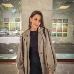 Dana Rogoz Instagram – 130/366 Cel mai frumos moment al zilei de ieri a fost sa mergem cu toții la expoziția de pictura și desen “Labirint” de la Mobius Gallery, unde sunt expuse lucrările micilor artiști de la scoala lui Vlad, adică Liceul International Ioanid. Uitati-va câta emotie și cata bucurie au incaput în ochii lui Vlad, in timp ce își prezenta lucrarea! Puteți vizita și voi aceasta expoziție, aflata chiar în Piață Amzei din București. Si va recomand din tot sufletul sa o faceți alături de copiii voștri. În felul acesta chiar cred ca putem creste o generație de viitori adulți care vor avea avea mai mult respect pentru arta, dar și spiritul deja educat in a o primi in viata lor. Plus ca tema aleasa – Labirint – e una extrem de libera, de creativa, de ofertanta, asadar poate naste discutii si interpretari foarte interesante, pe baza lucrarilor expuse.