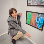 Dana Rogoz Instagram – 130/366 Cel mai frumos moment al zilei de ieri a fost sa mergem cu toții la expoziția de pictura și desen “Labirint” de la Mobius Gallery, unde sunt expuse lucrările micilor artiști de la scoala lui Vlad, adică Liceul International Ioanid. Uitati-va câta emotie și cata bucurie au incaput în ochii lui Vlad, in timp ce își prezenta lucrarea! Puteți vizita și voi aceasta expoziție, aflata chiar în Piață Amzei din București. Si va recomand din tot sufletul sa o faceți alături de copiii voștri. În felul acesta chiar cred ca putem creste o generație de viitori adulți care vor avea avea mai mult respect pentru arta, dar și spiritul deja educat in a o primi in viata lor. Plus ca tema aleasa – Labirint – e una extrem de libera, de creativa, de ofertanta, asadar poate naste discutii si interpretari foarte interesante, pe baza lucrarilor expuse.