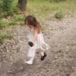Dana Rogoz Instagram - 147/366 Dupa cum probabil știți deja, pentru copiii mei tot ce contează în viata sunt "iubirea, familia și weekendul". Asa ca weekendul acesta le-a fost integral dedicat. Sâmbăta am sarbatorit-o pe Lia cu colegii ei, iar ieri am mers toti 4 la musicalul "Matilda", care ne-a impresionat foarte tare. Deși nu ne făceam sperante, Lia a stat si a aplaudat si a fost foarte implicata in poveste in toate cele 3 ore de spectacol. A avut asa un impact asupra copiilor mei, caci azi de dimineața tot despre Matilda vorbeam. Felicitări încă o data echipei! Fotografiile pe care le vedeti si pe care le ador sunt facute in ultimul weekend de dinainte ca Lia sa implineasca 4 ani, in Pădurea Troianu. Sunt curioasa sa stiu care e preferata voastra? ##iubireafamiliaweekendul