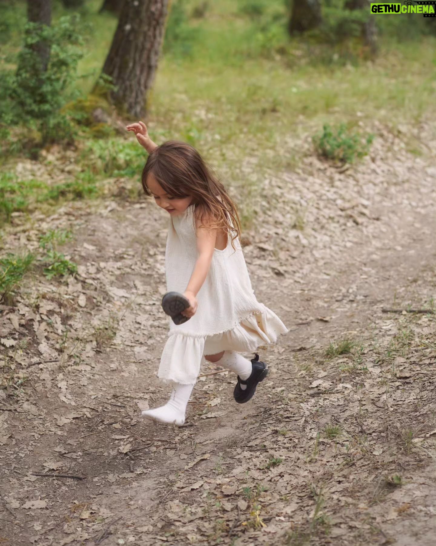 Dana Rogoz Instagram - 147/366 Dupa cum probabil știți deja, pentru copiii mei tot ce contează în viata sunt "iubirea, familia și weekendul". Asa ca weekendul acesta le-a fost integral dedicat. Sâmbăta am sarbatorit-o pe Lia cu colegii ei, iar ieri am mers toti 4 la musicalul "Matilda", care ne-a impresionat foarte tare. Deși nu ne făceam sperante, Lia a stat si a aplaudat si a fost foarte implicata in poveste in toate cele 3 ore de spectacol. A avut asa un impact asupra copiilor mei, caci azi de dimineața tot despre Matilda vorbeam. Felicitări încă o data echipei! Fotografiile pe care le vedeti si pe care le ador sunt facute in ultimul weekend de dinainte ca Lia sa implineasca 4 ani, in Pădurea Troianu. Sunt curioasa sa stiu care e preferata voastra? ##iubireafamiliaweekendul