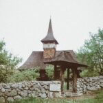 Dana Rogoz Instagram - 125/366 Hristos a Inviat! Ieri am avut o zi atat de plina, ca a trebuit sa facem un efort seara sa ne aducem aminte tot traseul și toate opririle. Ne-am trezit in autorulota noastra privind Muntii Trascaului din Rimetea. Dupa mic dejun, am bagat o leapsa in familie, care ne-a epuizat pe mine si pe Radu. Iar apoi am impachetat tot și ne-am continuat drumul spre Salciua. Am mai oprit de vreo 5 ori pentru pescuit, caci fratele meu e un pescar pasionat. Am facut si un traseu scurt spre pestera Huda lui Papara, care le-a placut mult copiilor. Iar pe seara, am campat chiar lângă Manastirea Sub Piatra, de unde am fost sa luam lumina in Noaptea de Inviere. A fost chiar emoționanta slujba, alături de maicute, dar si drumul nostru inapoi spre autorulota cu lumanarile aprinse.