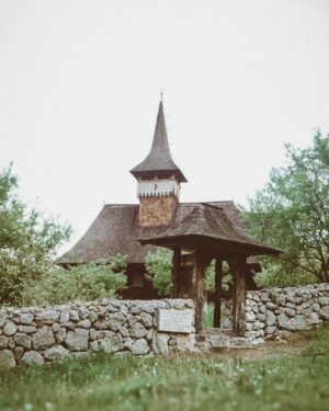 Dana Rogoz Instagram - 125/366 Hristos a Inviat!
Ieri am avut o zi atat de plina, ca a trebuit sa facem un efort seara sa ne aducem aminte tot traseul și toate opririle. Ne-am trezit in autorulota noastra privind Muntii Trascaului din Rimetea. Dupa mic dejun, am bagat o leapsa in familie, care ne-a epuizat pe mine si pe Radu. Iar apoi am impachetat tot și ne-am continuat drumul spre Salciua. Am mai oprit de vreo 5 ori pentru pescuit, caci fratele meu e un pescar pasionat. Am facut si un traseu scurt spre pestera Huda lui Papara, care le-a placut mult copiilor. Iar pe seara, am campat chiar lângă Manastirea Sub Piatra, de unde am fost sa luam lumina in Noaptea de Inviere. A fost chiar emoționanta slujba, alături de maicute, dar si drumul nostru inapoi spre autorulota cu lumanarile aprinse.