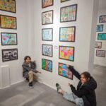 Dana Rogoz Instagram – 130/366 Cel mai frumos moment al zilei de ieri a fost sa mergem cu toții la expoziția de pictura și desen “Labirint” de la Mobius Gallery, unde sunt expuse lucrările micilor artiști de la scoala lui Vlad, adică Liceul International Ioanid. Uitati-va câta emotie și cata bucurie au incaput în ochii lui Vlad, in timp ce își prezenta lucrarea! Puteți vizita și voi aceasta expoziție, aflata chiar în Piață Amzei din București. Si va recomand din tot sufletul sa o faceți alături de copiii voștri. În felul acesta chiar cred ca putem creste o generație de viitori adulți care vor avea avea mai mult respect pentru arta, dar și spiritul deja educat in a o primi in viata lor. Plus ca tema aleasa – Labirint – e una extrem de libera, de creativa, de ofertanta, asadar poate naste discutii si interpretari foarte interesante, pe baza lucrarilor expuse.