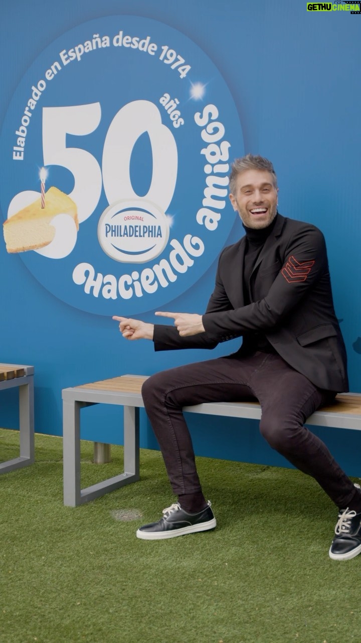 Dani Martínez Instagram - Estuve en mi pueblo, Hospital de Órbigo, de cumpleaños. ¿De quién? De @Philadelphia_es. La fábrica de Philadelphia está en mi pueblo de León y cumple 50 años. ¡A por otros 50! #PhiladelphiaCelebra50Años Publi