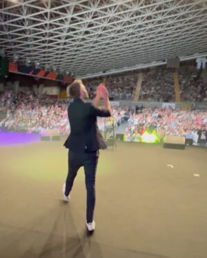 Dani Martínez Instagram - 1.- Echemos un vistazo a 2023.
2.- Oficié la despedida del amigo Busi.
3.- Despedí mi gira “Ya lo digo yo”
4.- Fui a Japón
5.- Gocé en Martínez y Hermanos
6.- Doblé el lomo en Martínez y Hermanos.
7.- Fui de vacaciones.
8.- Subí una foto en blanco y negro.
9.- Reí con jugadores del Barça
10.- Notting Hill