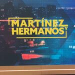 Dani Martínez Instagram - El público que venga con bayeta, que a @danimartinezweb no le da tiempo a todo 😅 Avisados quedáis. Muy pronto, #MartínezyHermanos en @cuatrotv