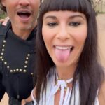 Dani Moreno Instagram – #tbt do meu último dia de gravação que eu não pude postar pq @nandorodrigues___ deu o spoiler que só foi ao ar na segunda hahahahaha 

Como o @jorgemesquitta disse: o encerrador de contratos oficial da @seriereis / @seriellaproductions hahahahahaha

Amo vcs!! 
Siga brilhando aí em Reis, Nando!! 

#seriereis #rezom #nebate #zerua