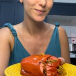 Dani Moreno Instagram - Muitas receitas são afetivas pra mim. Se elas não eram veganas, eu vou lá e veganizo. Simples assim! Hoje eu acordei com muita vontade de comer o pimentão recheado que a minha mãe fazia. Fui lá, veganizei e fiz!! 🥹 E vc?? Qual receita te pega pelo coração?? #veganizei #vegan #pimentaorecheado #govegan #proteinadesoja #carnedesoja #pts