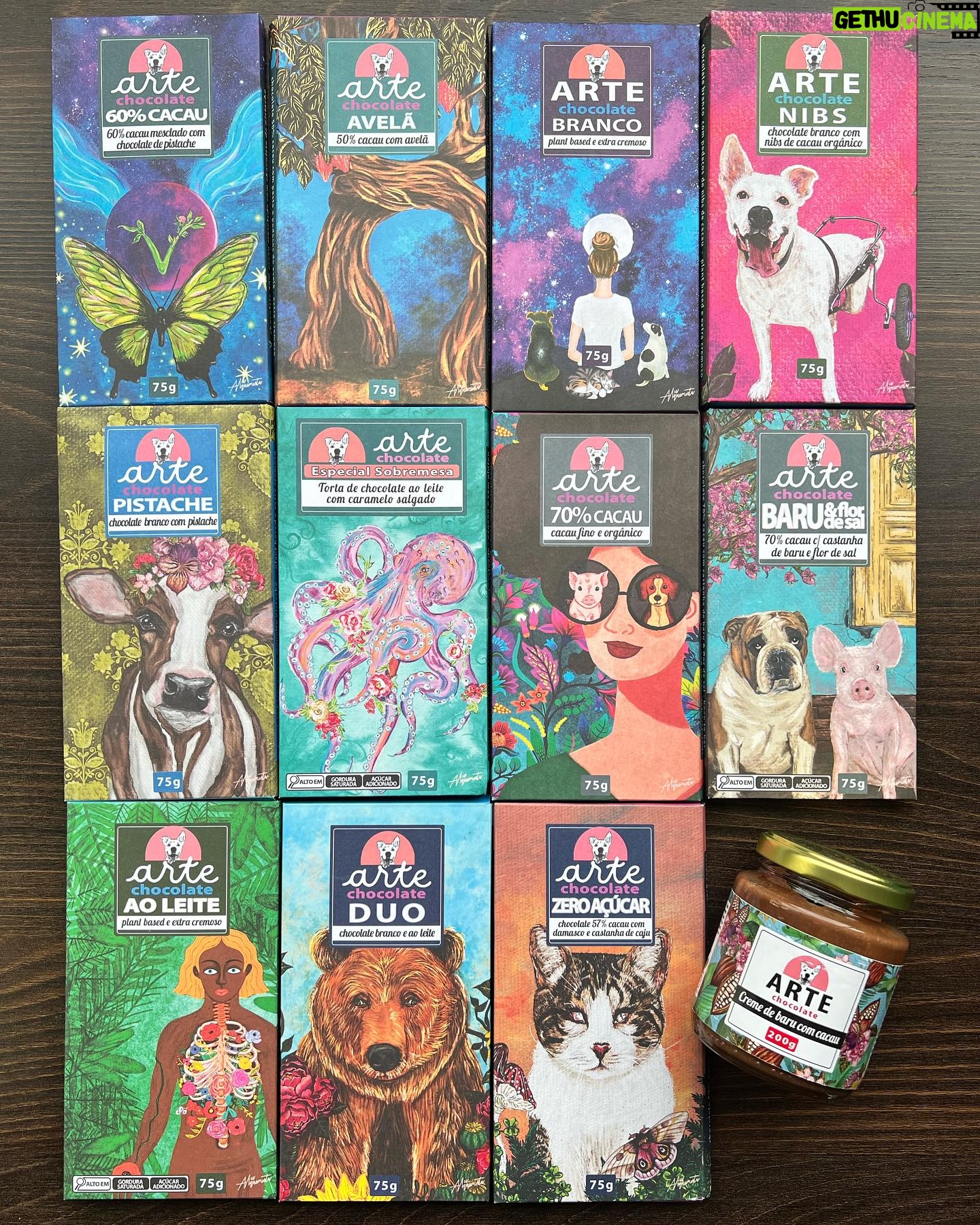 Dani Moreno Instagram - Esse post é um agradecimento à @artechocolatevegano, por uma generosa doação ao @ahimsa.santuariovaledarainha, que hoje cuida de mais de 500 animais resgatados. ♥️ Se você é vegano, vegetariano, intolerante à lactose ou mesmo se está buscando produtos a base de vegetais que não causem mal aos animais, conheça a @artechocolatevegano! A Arte Chocolate é uma empresa familiar que valoriza toda a cadeia de produção do cacau e mantém um compromisso com a preservação ambiental, desde o cultivo até suas embalagens. Todos os chocolates tem embalagens que remetem à natureza e aos animais, alguns deles em homenagem à animais resgatados por santuários, como da bezerrinha Ayni, resgatada pelo Vale da Rainha. 🥹 Eles entregam em todo Brasil comprando pelo site www.artechocolate.com (e assinando a newsletter vc ganha 15% de desconto na primeira compra 🙃). No site, você também encontra os pontos de venda em diversas cidades. Sigam e apoie essa empresa do bem, que ajuda os animais com seus produtos e com ações como esta, ajudando os animais que vivem hoje no Vale da Rainha. 🙏🏼 #ArteChocolate #ChocolateVegano #ChocolatesVeganos #PubliDoBem #ValeDaRainha