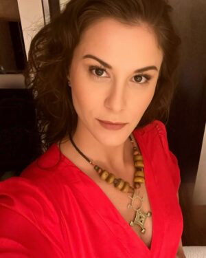 Dani Moreno Instagram - Repararam que eu tô desafiando esse alg0ritmo? Dá-lhe foto nesse feed! 

🌹❤️