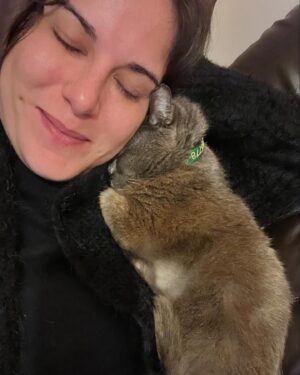 Dani Moreno Instagram - As cinzas do Rabisco chegaram ontem. 

Justo ontem que eu estava desejando tanto que ele estivesse aqui pra deitar no meu peito e me acalmar. 

Ontem só não foi pior do que o dia que ele partiu. 

Eu sei que fiz tudo. Eu sei que ele cumpriu a missão. Eu sei que eles partem antes. Eu sei… 

Mas meu coração tá quebrado em tantos pedacinhos que não tô conseguindo juntar. Mesmo com tanta força que eu tb sei que tenho.

Eu sabia que ia sentir falta dele, mas nossa… que dor lancinante não ter minha conchinha… 

Que ele esteja bem e sendo tão amado quanto eu amei. 

🤍