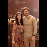 Dani Moreno Instagram - Deus é muito generoso comigo. Sempre foi. Mesmo nos piores momentos; mesmo quando eu deixei de acreditar na Sua existência; mesmo quando eu deixei de acreditar em mim e na minha capacidade; mesmo quando eu desisti repetidas vezes. Ele nunca me abandonou. Eu tô aqui falando sobre ele em rede nacional desde 2018, e hoje eu consigo entender claramente Seu propósito. Eu agradeço a todos que confiam em mim aqui, e que me abrem os braços há tantos anos: @godllywoodoficial @moniket5 @lcm_tum @nana_ainoa @mafrauches A toda equipe que tb me abraça a cada projeto: obrigada!! Ao meu novo parceiro de jornada, @andrebankoff : já fomos honrados, agora é nossa vez de honrar 🙌🏻 @rnpassos obrigada por tantas trocas e pelo café 🙃☕️ Obrigada, @seriellaproductions!! Obrigada, @recordoficial!! Vem aí, mais uma superprodução na sua tela! 🙏🏻💛