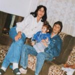 Dani Moreno Instagram - Hoje minha mãe faria 66 anos. 20 anos sem meu pai. 2 sem minha mãe. Ele partiu com 50; ela prestes a completar 64, depois de 20 anos lidando com sequelas de um aneurisma e um AVC. As duas mortes precoces poderiam ter sido evitadas por mudanças de hábitos simples como alimentação saudável e exercícios físicos diários. Eu vou sempre bater nessa tecla por aqui pq eu sei bem o que é se sentir impotente vendo partir seus amores. Coma mais plantas. Se exercite. Não esteja disposto a matar ou morrer pelos seus, mas sim, a viver por eles. Eu daria tudo pra ter há 20 anos, o conhecimento que tenho hoje pra ter pelo menos tentado passar pra eles. Eu daria tudo pra ter eles aqui. Demonstre seu amor se cuidando e mudando seus hábitos. Vc é precioso pra alguém. Se cuide!