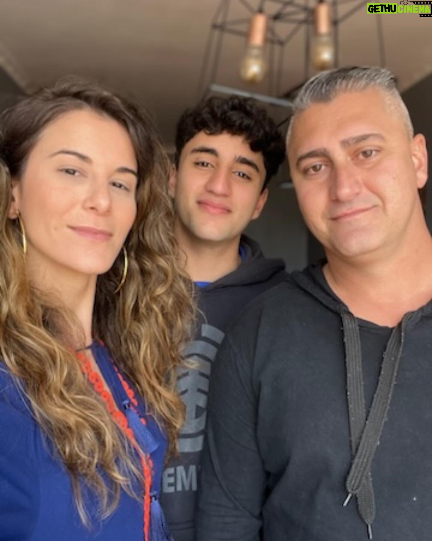 Dani Moreno Instagram - É aniversário dele hoje! Do meu irmão. As vezes mais velho, as vezes mais novo, as vezes problema, as vezes solução, ou seja: irmão. 😂 @moratofabio te desejo saúde, pq o resto cê tá ligado que a gente se vira. E no fim, é sempre nóis. Pq tudo que nóis tem, é nóis. Te amo! Feliz aniversário 🫏