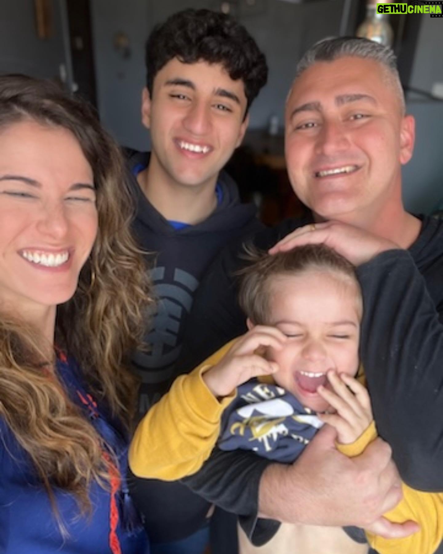 Dani Moreno Instagram - É aniversário dele hoje! Do meu irmão. As vezes mais velho, as vezes mais novo, as vezes problema, as vezes solução, ou seja: irmão. 😂 @moratofabio te desejo saúde, pq o resto cê tá ligado que a gente se vira. E no fim, é sempre nóis. Pq tudo que nóis tem, é nóis. Te amo! Feliz aniversário 🫏
