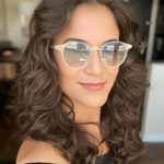 Dani Moreno Instagram - Se a @aarianeferrari é empresária e tem uma super ótica, porque eu compraria em outro lugar? Entrei no site da @arianeferrarieyewear e escolhi meus óculos. Eles chegaram rapidinho!! Vim aqui pra te lembrar de incentivar sua amiga que tá empenhada em algum projeto. É atriz? Compra ingresso e prestigia. Vende roupa? Compra dela! Tem um mini comércio? Vai lá e incentiva!! Nós juntas somos mais fortes! Amei a qualidade dos óculos e os modelos tb, @aarianeferrari !! Sou tua fã há 16 anos e vc sabe disso 💛