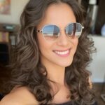 Dani Moreno Instagram - Se a @aarianeferrari é empresária e tem uma super ótica, porque eu compraria em outro lugar? Entrei no site da @arianeferrarieyewear e escolhi meus óculos. Eles chegaram rapidinho!! Vim aqui pra te lembrar de incentivar sua amiga que tá empenhada em algum projeto. É atriz? Compra ingresso e prestigia. Vende roupa? Compra dela! Tem um mini comércio? Vai lá e incentiva!! Nós juntas somos mais fortes! Amei a qualidade dos óculos e os modelos tb, @aarianeferrari !! Sou tua fã há 16 anos e vc sabe disso 💛