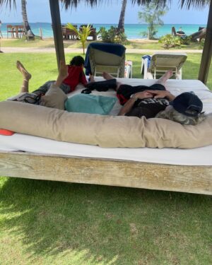 Dania Ramírez Instagram - Tomando este minuto para celebrar mis bendiciones y lo bueno de esta vida! Escribiendo creando algo lindo y único.  Todo lo hago por ti! En familia se vive mejor! Taking this weekend to celebrate my blessings and the best of life.  I do it all for you. To live for my family is better! #namaste lo que viene es 🔥 what is coming is 🔥! #namaste #dale #creativeliving missing my #bizhubs @jeffmorrone #tusabesporqué #mypainismystrength #midoloresmifuerza
Bikini by @castawayslife.com.au