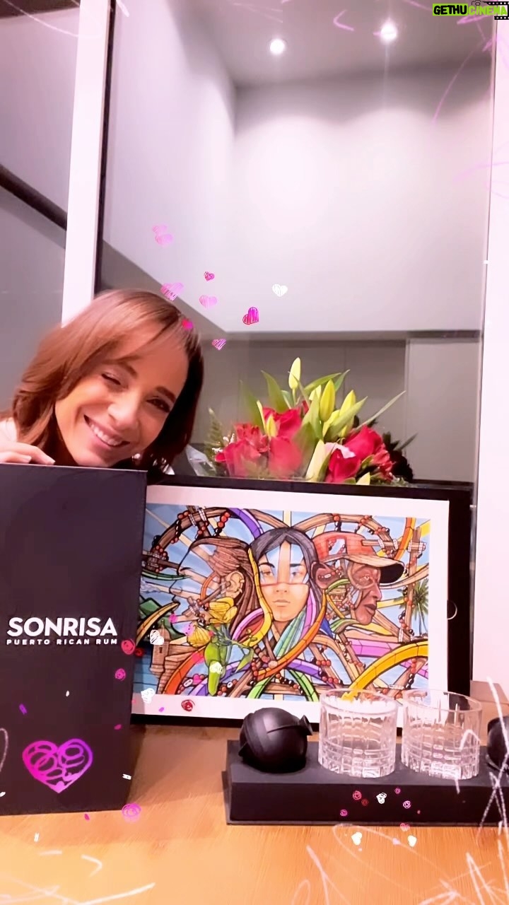 Dania Ramírez Instagram - I am glad I taped this before I made the #PiñaColadas What a great night con mi Rum favorito! Love it!!! @sonrisarum ❤️ Want Some?