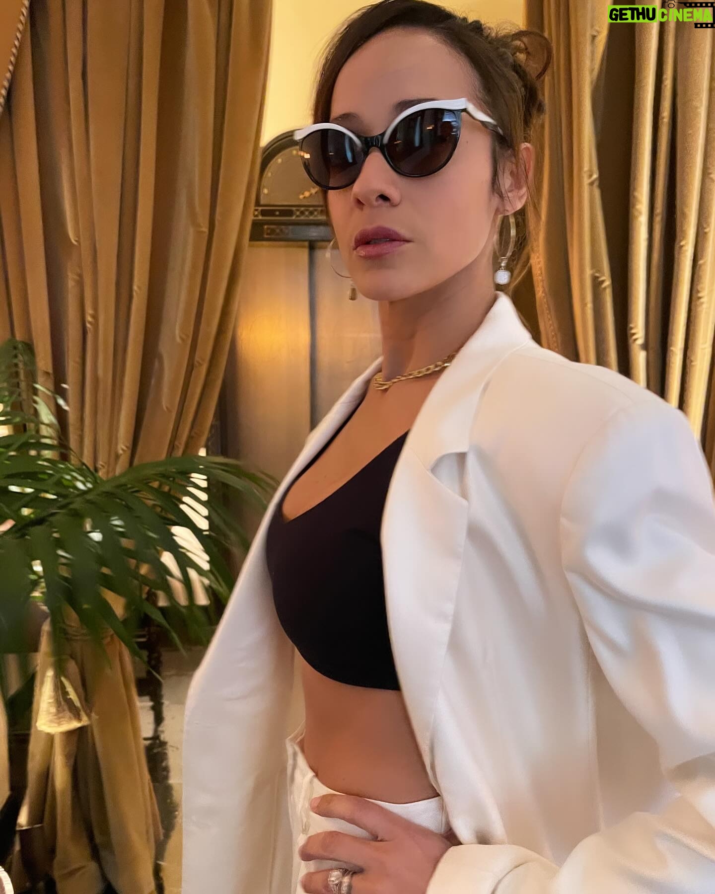 Dania Ramírez Instagram - Doctoring up this meeting… #beastmode #fashion #namaste Suit @ronnykobo Shoes @prada #VintageSunglasses Styled by @galaxiab