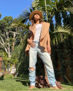 Dania Ramírez Instagram - “Give yourself permission to show up true.”#TheInnerGameBook Quote by @soheejun_phd #namaste 🙏🏽🌟Vest by @anntaylor