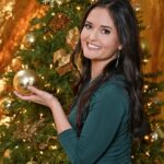 Danica McKellar Instagram - Which photo is your favorite? I'm partial to the candy canes. 🥰🎄 . . Thank you to @thats4ent And @people for the exclusive, capturing some of the magic from this amazing #ChristmasCon weekend! I'll be posting a bunch of shots of reunions with friends and incredible fan encounters soon! ☃️❤️🎁 . . 📸 by @presleyannphoto @shutterstock @thats4ent #shutterstock #christmas